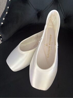 GAYNOR MINDEN Brand New Pristine White Euro made Pointe Shoes size 7 length